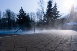 La piscina all'aperto di un centro termale a Bad Radkersburg in inverno (Austria). Qui le acque termali sorgono a quasi due chilometri di profondità a 80 °C ricche di minerali.
 ...