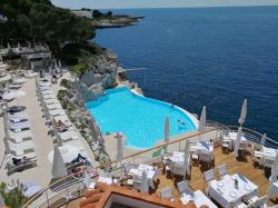 La piscina dell'hotel Eden Roc a Cap d'Antibes, Costa Azzurra, Francia. Questo storico hotel di lusso risale al 1870 e si affaccia sul mare.

