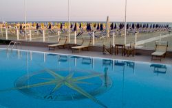 La piscina di una spiaggia privata a Viareggio, provincia di Lucca, Toscana.



