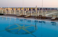 La piscina di una spiaggia privata a Viareggio, provincia di Lucca, Toscana.



