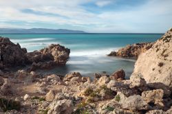 La Piscina di Venere nei pressi di Milazzo, Sicilia. Colma di acqua marina tiepida, questa piscina naturale incassata fra le rocce si trova ai piedi dell'estremità del Promontorio ...