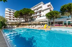La piscina riscaldata dell'Hotel Nettuno, uno dei migliori alberghi di Jesolo nel Veneto