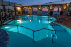 La piscina termale dell'Hotel Triton di Ischia in Campania - © esherez / Shutterstock.com