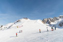 La pista blu Tondi a Cortina d'Ampezzo. In alto il rifugio Faloria della Dolomiti - © OMNIA Relations / Martina De Biasi