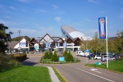 La pista da sci al coperto Snowworld nella città olandese di Zoetermeer, fotografata in una giornata di sole - © Dafinchi / Shutterstock.com