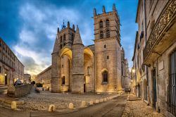 La pittoresca cattedrale dedicata a San Pietro al crepuscolo, Montpellier (Occitania), Francia.

