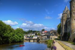 La pittoresca città di Josselin in Bretagna, Francia. Questo borgo medievale incanta con le sue mura incastonate nella roccia che domina il fiume Oust.
