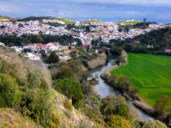La pittoresca cittadina di Odemira, borgo nel distretto di Beja, regione dell'Alentejo (Portogallo).
