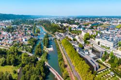 La pittoresca cittadina di Pau vista dall'alto, Aquitania, Francia. Uno dei più grandi storici e poeti francesi, Alphonse de Lamarine definì questa località come la ...