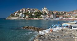 La pittoresca cittadina ligure di Porto Maurizio, Imperia, durante l'estate. Sullo sfondo, l'imponente duomo, la chiesa più grande di tutta la Liguria. Dedicata a San Maurizio, ...