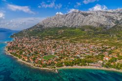 La pittoresca costa della città di Orebic, penisola di Peljesac (Croazia). Siamo ai piedi del monte Sveti Ilija che offre una natura rigogliosa e incontaminata.
