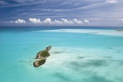 La pittoresca Exuma fotografata dall'alto, Arcipelago delle Bahamas. In questo paradiso naturale sono state girate le scene di due film della serie 007, Thunderball e Mai Dire Mai.

