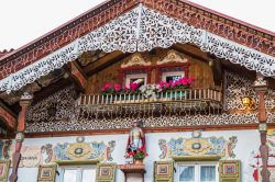 La pittoresca facciata dipinta di una casa di Canazei, Val di Fassa, Trentino Alto Adige.
