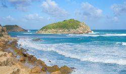 La pittoresca Half Moon Bay sulla costa atlantica a Saint John's, Antigua e Barbuda. Si tratta di una paradisiaca mezzaluna di sabbia con sfumature che vanno dal bianco al rosa ed è ...