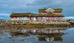 La pittoresca Hustadvika Guesthouse nei pressi di Kristiansund, Norvegia. Si trova lungo la Strada Atlantica fra le località di Molde e Kristiansund. Offre sauna, idromassaggio, un molo ...