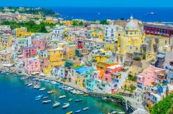 La pittoresca isola di Procida con la sua marina colorata, le stradine strette e le spiagge, Campania. E' una delle mete preferite dai turisti che si recano in visita nel sud Italia - © ...