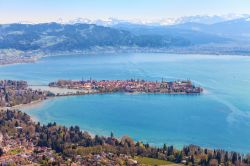 La pittoresca Lindau sull'omonima isola del lago di Costanza, Germania: è collegata alla terraferma da due ponti.
