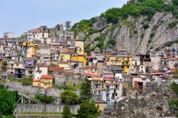 La pittoresca Motta Camastra, in Sicilia, nella Valle dell'Alcantara.