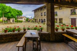 La pittoresca piazza del centro di Perouges, dipartimento dell'Ain, Francia, vista dal porticato di un ristorante - © RnDmS / Shutterstock.com