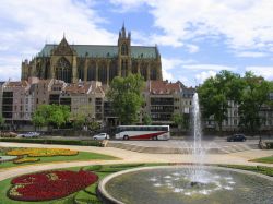 La pittoresca Piazza della Commedia a Metz, Francia, con la cattedrale sullo sfondo.
