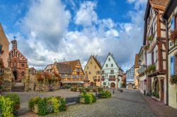 La pittoresca piazza di Eguisheim con la chiesa e la fontana con statua di Leone IX°, Alsazia (Francia).

