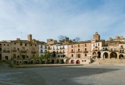 La pittoresca Plaza Mayor nella città di Trujillo, Spagna. Simbolo di questa cittadina che sorge a 564 metri sul livello del mare, la piazza è il fulcro principale attorno a cui ...