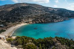 La pittoresca spiaggia di Kendros sull'isola di Donoussa (Grecia). E' il tratto di litorale più famoso di tutta l'isola oltre che uno dei più riparati dal vento.
