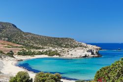 La pittoresca spiaggia di Livadia sull'isola di Antiparos, Cicladi (Grecia).

