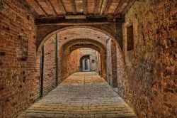 La pittoresca strada coperta Via Oscura a Buonconvento, Toscana. Si tratta di una buia stradina medievale del borgo.



