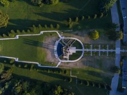 La pittoresca veduta dall'alto di un parco pubblico nella città di Indianapolis, Indiana.
