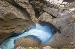 La poderosa cascata Trummelbach una delle più imponenti in Europa vicino a Lauterbrunnen in Svizzera