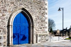 La porta blu della cattedrale di Lisburn, Irlanda del Nord.



