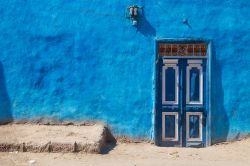 La porta blu in legno di una tipica abitazione nella città di Luxor, Egitto.

