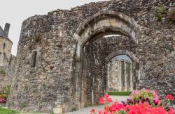 La porta centrale del castello di Saint-Sauveur-le-Vicomte, Normandia, Francia. La fortezza è una dei simboli della città e dell'intera Normandia. Con pianta rettangolare, ...