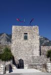 La porta d'ingresso della torre di Venzone, Friuli Venezia Giulia, Italia. Un suggestivo scorcio fotografico sull'antica torre cittadina.
