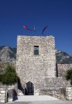 La porta d'ingresso della torre di Venzone, Friuli Venezia Giulia, Italia. Un suggestivo scorcio fotografico sull'antica torre cittadina.
