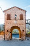 La porta d'accesso al borgo di Montefabbri, chiamata il cassero. Siamo nelle Marche  - © Maxal Tamor / Shutterstock.com