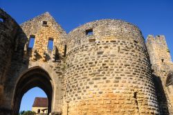 La Porta des Tours nel villaggio di Domme, Dordogna, Francia. Delle antiche porte cittadine ne sono rimaste tre: quella des Tours, con la torre a forma rotonda, è forse la più ...