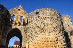 La Porta des Tours nel villaggio di Domme, Dordogna, Francia. Delle antiche porte cittadine ne sono rimaste tre: quella des Tours, con la torre a forma rotonda, è forse la più ...