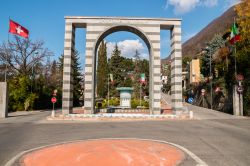 La porta di accesso e il confine tra Italia e Svizzera a Campione d'Italia, lago di Lugano