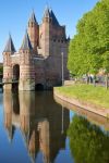 La Porta di Amsterdam riflessa su un canale a Haarlem, Olanda. La sua costruzione è avvenuta fra il 1400 e il 1500.
