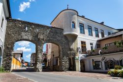 La Porta di Salisburgo di fronte alla chiesa cattolica di Schladming, Austria, in una giornata estiva di sole - © josefkubes / Shutterstock.com