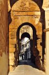 La Porta di Siviglia nella fortezza di Carmona, Andalusia, Spagna. Questo antico accesso della muraglia cittadina è formata da due archi: il primo a ferro di cavallo di epoca almohade, ...