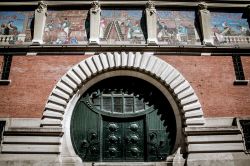 La porta di una elegante dimora in una strada di Reims, Francia, al mattino. Le pitture richiamano la raccolta, la lavorazione e la produzione di champagne - © Jose HERNANDEZ Camera 51 ...