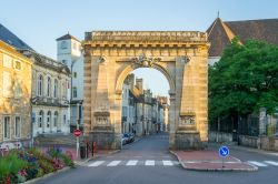 La porta d'ingresso alla città di Beaune, Francia.
