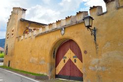 La porta d'ingresso del castello di Dobbiaco, Val Pusteria. Il castello Herbstenburg, dal nome dei due fratelli che lo acquistarono nel 1500, è caratterizzato da massicci torri angolari, ...
