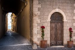 La porta d'ingresso del Palazzo Municipale di Piombino, provincia di Livorno, Toscana.

