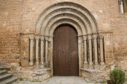 La porta d'ingresso della chiesa di Santa Maria a Ainsa, Spagna. Realizzata nella prima metà dell'XI° secolo, questa chiesa romanica si presenta in ogni elemento come una ...