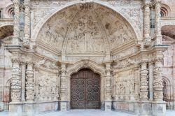 La porta d'ingresso principale della cattedrale di Astorga, Spagna. L'edificio attuale in stile gotico fiammeggiante venne costruito a partire dal 1471 ma ultimato soltanto nel XVII° ...