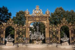 La Porta d'Oro a piazza Stanislao e alla fontana di Nettuno a Nancy, Lorena (Francia). Quest'area della città fa parte dei siti patrimonio mondiale dell'Unesco - © kateafter ...